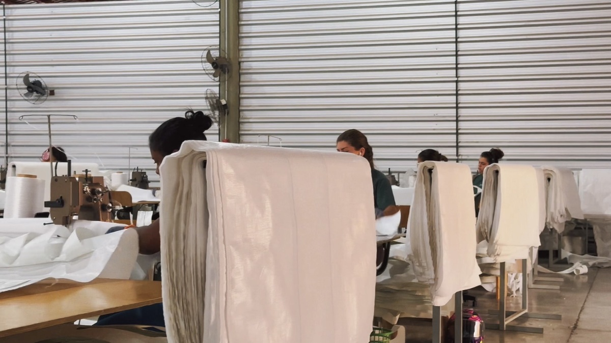 Costureiras na linha de produção