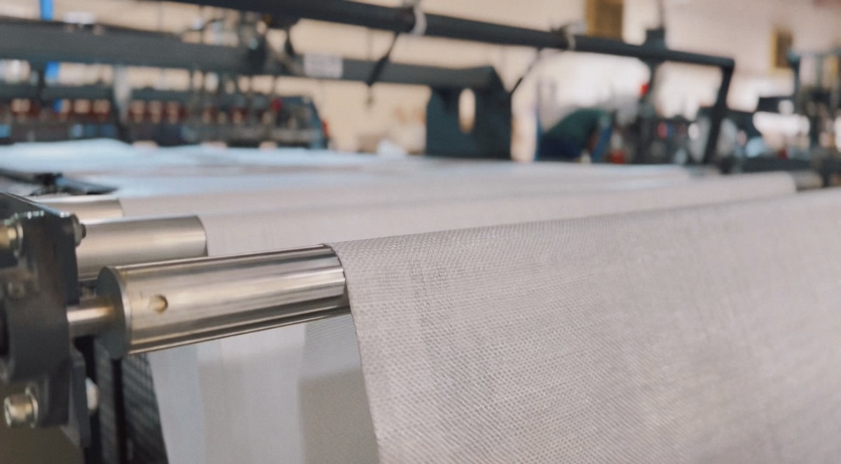 Tecido de ráfia nos rolos da máquina